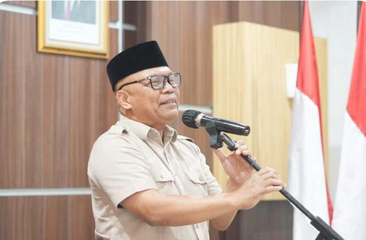 Sebagai Bagian Dari Komitmen Pemerintah Kota Sukabumi Dalam Menjaga Transparansi Dan Akuntabilitas Publik, Penting Untuk Menyampaikan Penjelasan Resmi Kepada Masyarakat Terkait Pembentukan Tim Koordinasi Percepatan Pembangunan (Tkpp)  Sekretaris Daerah Kota Sukabumi, H. Andang Tjahjandi, Menegaskan Bahwa Langkah Pembentukan Tkpp Merupakan Bentuk Komitmen Pemerintah Daerah Dalam Menjaga Prinsip Transparansi, Akuntabilitas, Serta Tata Kelola Pemerintahan Yang Baik (Good Governance). Dalam Pernyataannya, Sekda Menjelaskan Bahwa Pembentukan Tkpp Dilakukan Sesuai Dengan Ketentuan Hukum Yang Berlaku Dan Merupakan Praktik Yang Lazim Diberlakukan Di Berbagai Daerah Serta Telah Diterapkan Pula Pada Periode Sebelumnya. Penyesuaian Nomenklatur Tkpp Disebut Sebagai Upaya Keselarasan Dengan Praktik Di Pemerintah Pusat Maupun Daerah Lain. “Keberadaan Tkpp Dinilai Berdampak Langsung Pada Meningkatnya Pendapatan Asli Daerah (Pad) Serta Menguatnya Sinergi Antarlembaga Dan Perangkat Daerah,” Ujar Sekda Kota Sukabumi. Kontribusi Itu Antara Lain Tercermin Pada Peningkatan Kinerja Sejumlah Bumd Dan Blud Di Kota Sukabumi. Direktur Utama Perumda Bpr Kota Sukabumi, Sutrisno Priyosuryono, Menyampaikan, “Keberadaan Tim Komunikasi Percepatan Pembangunan Memberikan Manfaat Konkret Dalam Meningkatkan Citra Usaha Dan Kepercayaan Publik, Terutama Di Lingkungan Pemkot Sukabumi. Dampak Positif Tersebut Terlihat Dari Peningkatan Kinerja Usaha, Di Mana Laba (Gross) Naik Signifikan Dari Rp2,5 Miliar Pada Periode 2024 Menjadi Rp4,1 Miliar Hingga September 2025 Dengan Roa Mencapai 8,1% Dan Diperoyeksikan Akan Lebih Besar Lagi Sampai Dengan Akhir Tahun 2025. Angka Roa Ini Sangat Baik Bagi Sebuah Bpr Dan Sebagai Informasi Dalam Analisa Tingkat Kesehatan Bank Berdasarkan Perhitungan Roa, Bpr Dapat Dikategorikan Sangat Sehat Dengan Roa Minimal Sama Atau Lebih Besar Dari 2%. Selain Itu, Dalam Diskusi Dengan Ketua Tim Kpp Pada Selasa, 21 Oktober 2025, Disampaikan Berbagai Masukan Dan Rencana Pengembangan Bpr Kota Tidak Hanya Pada Aspek Penghimpunan Dana, Tetapi Juga Dukungan Dalam Penyelesaian Kredit Bermasalah.”  Kinerja Positif Juga Dicatatkan Perumda Air Minum Tirta Bumi Wibawa Setelah Sebelumnya Mencatat Kerugian Rata-Rata Rp3,6 Miliar Per Tahun Sepanjang 2020 Hingga 2024. Plt Direktur Pdam, Dian Afriyandi, Menjelaskan, “Perusahaan Kini Berhasil Membukukan Profit Sebesar Rp410 Juta Per 30 September 2025 Berkat Pengawasan Dewas.” Dian Afriyandi Melanjutkan, “Capaian Yang Tidak Lepas Dari Perhatian Dan Profesionalitas Dewan Pengawas, H. Ubay, Yang Dianggap Sebagai Sosok Pembimbing Sekaligus Pengawas Kinerja Perusahaan Secara Konsisten; Dukungan Kuat Terhadap Inovasi Seperti Pengembangan Produk Amdk; Serta Arahan Wali Kota Selaku Kuasa Pemilik Modal (Kpm) Bersama Dewan Pengawas Terhadap Penanganan Nrw (Kehilangan Air) Melalui Pembentukan Tim Nrw Yang Fokus Melakukan Berbagai Upaya Penurunan Kebocoran Di Cabang Sukabumi 3.” Pada Sektor Layanan Kesehatan, Peningkatan Drastis Juga Terjadi Pada Rsud R. Syamsudin, S.h. “Rumah Sakit Yang Sebelumnya Mengalami Kerugian Kini Berhasil Menorehkan Profit Sebesar Rp7 Miliar Per 30 September 2025,” Ungkap Direktur Rsud, Yanyan Rusyandi.   Ia Menyebutkan Bahwa Peningkatan Signifikan Ini Tidak Lepas Dari Kinerja Ketua Tkpp Yang Juga Menjabat Sebagai Ketua Dewas Rs Dalam Melakukan Monitoring Bulanan Atas Laporan Keuangan Serta Memberikan Rekomendasi Perbaikan, Mengawasi Berbagai Isu Krusial Seperti Penanganan Karyawan Napza, Piutang, Kas Blud, Dan Keluhan Masyarakat, Mengendalikan Belanja Termasuk Remunerasi, Mempercepat Penyelesaian Temuan Bpk, Serta Mendorong Akselerasi Akses Pinjaman Perbankan Guna Memperkuat Likuiditas Dan Pengembangan Layanan Rumah Sakit. Selain Itu, Galih Marelia Selaku Kepala Bpkpd Menjelaskan Bahwa Kontribusi Tkpp Juga Tercermin Pada Peningkatan Pad Kota Sukabumi. Galih Menyebut Capaian Pajak Dan Retribusi Daerah Non-Blud Per 30 September 2024 Tercatat Rp. 66.723.755.800, Meningkat Signifikan Menjadi Rp. 103.726.730.681 Per 30 September 2025 Atau Naik 55%. Pemerintah Juga Membentuk Tim Pic Pad Sebagai Terobosan Untuk Memperkuat Optimalisasi Penerimaan Daerah Dengan Pendekatan Biro Entrepreneur Yang Tetap Menjunjung Akuntabilitas. Menanggapi Pro Kontra Tkpp Serta Dibentukny Panja Tkpp Oleh Dprd Kota Sukabumi, H. Andang Tjahjandi Menyampaikan Harapan Agar Publik Melihat Pembentukan Tkpp Ini Secara Utuh, Objektif, Dan Berbasis Data, Sehingga Tidak Memunculkan Bias Informasi. Ia Menambahkan Bahwa Alokasi Anggaran Penunjang Tkpp Masih Jauh Lebih Kecil Dibanding Capaian Kinerja Yang Diperoleh, Karena Tkpp Berfungsi Sebagai Akselerator Pencapaian Target Pembangunan Daerah. Sekda Menutup Pernyataannya Dengan Memastikan Bahwa Seluruh Kebijakan Terkait Tkpp Dan Penugasan Personelnya Dilakukan Demi Peningkatan Kinerja Fiskal Serta Mutu Pelayanan Publik Yang Berkelanjutan Di Kota Sukabumi. “Pemerintah Kota Sukabumi Berkomitmen Untuk Terus Bekerja Dalam Koridor Akuntabilitas Dan Efektivitas Agar Manfaat Pembangunan Dapat Dirasakan Langsung Oleh Masyarakat,” Tegas Sekretaris Daerah Kota Sukabumi, H. Andang Tjahjandi.