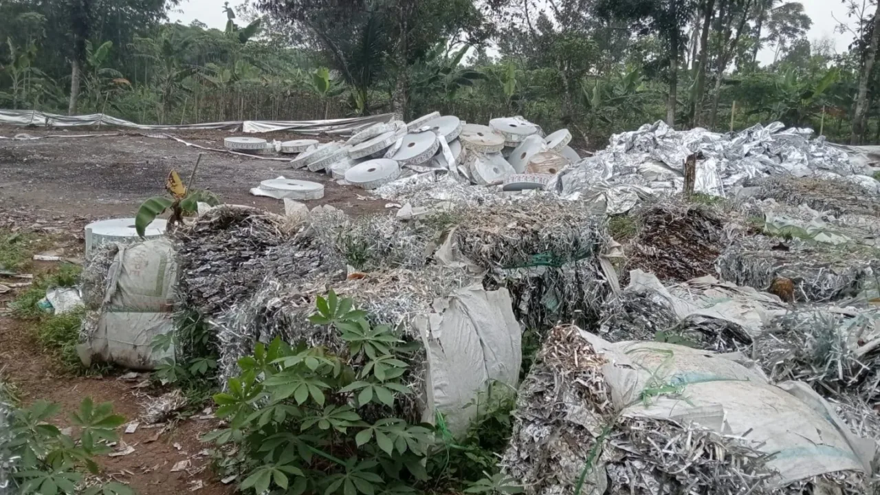 Pembakaran Plastik Aluminium di Maja Diduga Ilegal, Ancam Kesehatan Warga