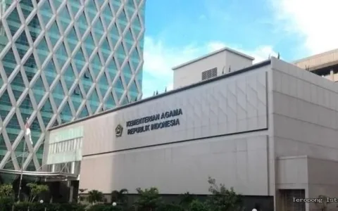 Kementerian Agama kembali membuka Penerimaan Murid Baru Madrasah (PMBM) Tahun Pelajaran 2026/2027. Sejak Januari 2026, seleksi resmi dimulai dengan satu janji klasik: semuanya diatur, tertib, dan transparan—setidaknya di atas kertas petunjuk teknis.