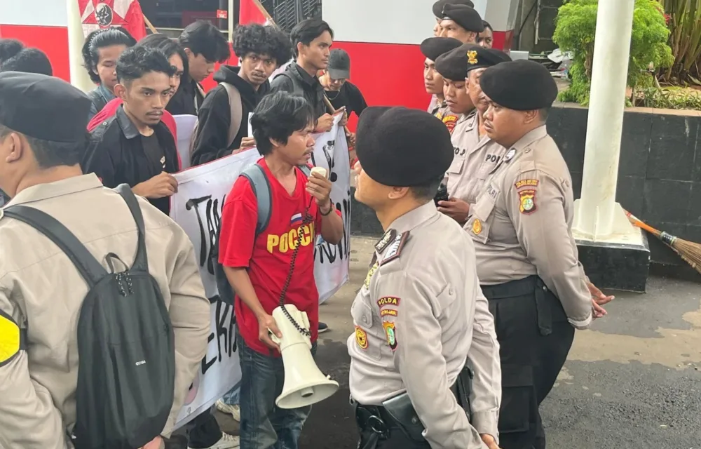 Dewan Pimpinan Cabang Gerakan Mahasiswa Nasional Indonesia (Dpc Gmni) Jakarta Selatan Menggelar Aksi Di Komisi Pemberantasan Korupsi (Kpk) Terkait Dugaan Korupsi Dalam Pengelolaan Kuota Haji Reguler Tahun 2023–2024 Yang Diduga Merugikan Keuangan Negara Hingga Lebih Dari Rp 1 Triliun, Pada Kamis (15/1/2026).