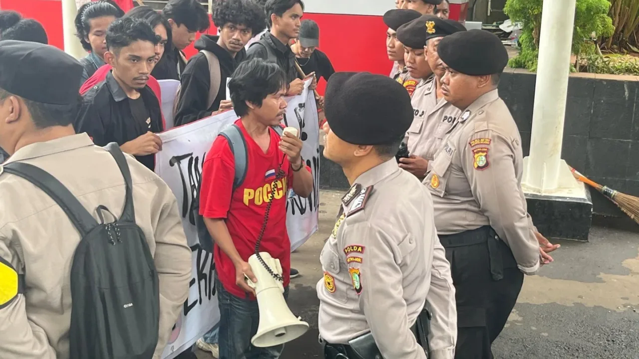 Dewan Pimpinan Cabang Gerakan Mahasiswa Nasional Indonesia (DPC GMNI) Jakarta Selatan menggelar aksi di Komisi Pemberantasan Korupsi (KPK) terkait dugaan korupsi dalam pengelolaan kuota haji reguler tahun 2023–2024 yang diduga merugikan keuangan negara hingga lebih dari Rp 1 triliun, pada Kamis (15/1/2026).