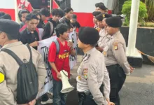 Dewan Pimpinan Cabang Gerakan Mahasiswa Nasional Indonesia (Dpc Gmni) Jakarta Selatan Menggelar Aksi Di Komisi Pemberantasan Korupsi (Kpk) Terkait Dugaan Korupsi Dalam Pengelolaan Kuota Haji Reguler Tahun 2023–2024 Yang Diduga Merugikan Keuangan Negara Hingga Lebih Dari Rp 1 Triliun, Pada Kamis (15/1/2026).