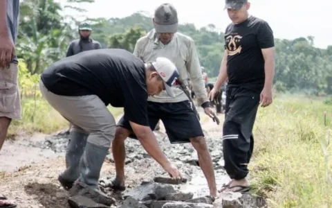 Jalan Rusak Bikin Habis Harta, DPRD Banten Bangun Kesadaran Warga Lewat Gotong Royong