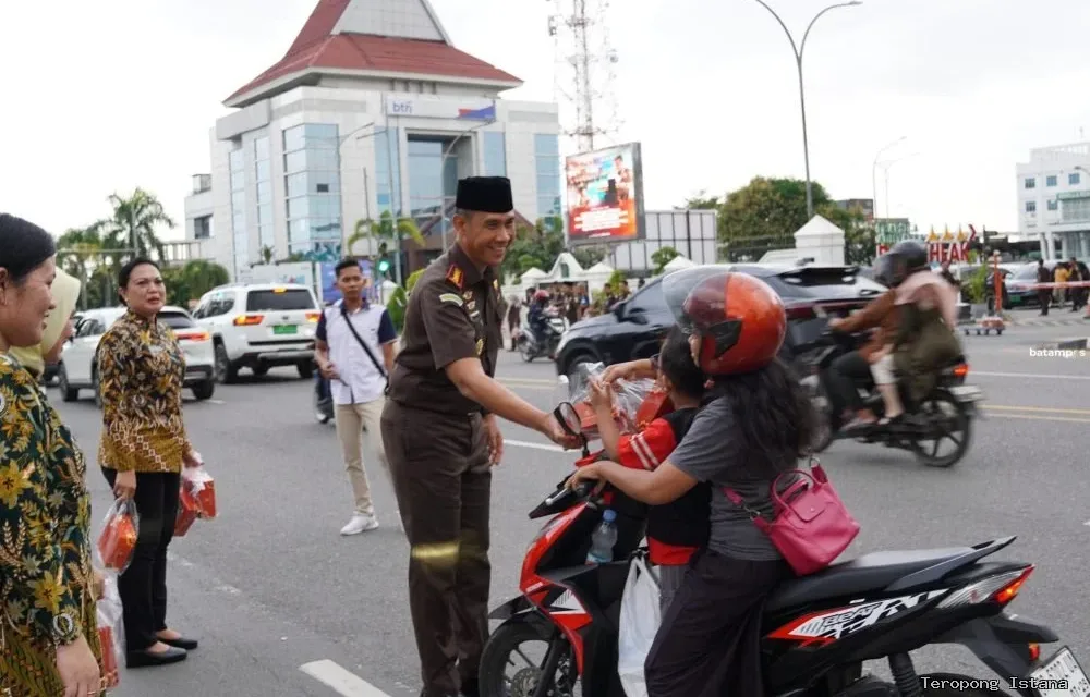 Kejari Batam Bagikan 400 Paket Takjil Jelang Magrib