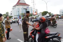 Kejari Batam Bagikan 400 Paket Takjil Jelang Magrib