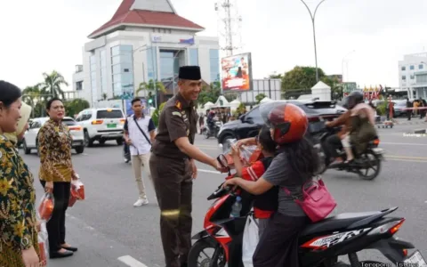 Kejari Batam Bagikan 400 Paket Takjil Jelang Magrib