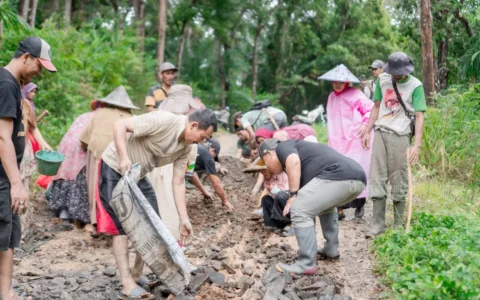 Bangun Jalan: DPRD Banten dan Warga Lebak Hadapi Keterbatasan dengan Kolaborasi