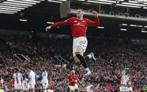Manchester United Comeback Dramatis, Tundukkan 10 Pemain Crystal Palace 2–1