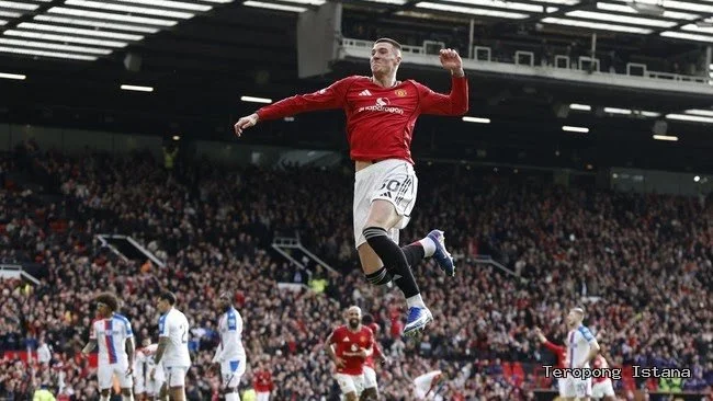 Manchester United Comeback Dramatis, Tundukkan 10 Pemain Crystal Palace 2–1