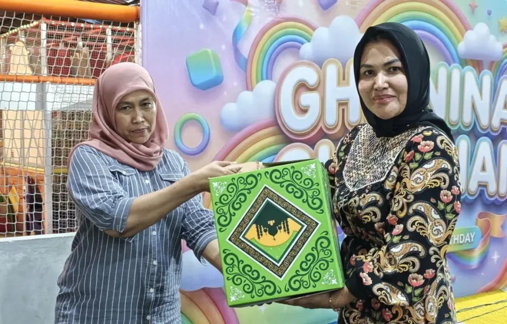 Kerapatan Indonesia Tanah Air Menggelar Santunan Anak Yatim Dan Pembagian 700 Paket Sembako Di Tanah Merah, Jakarta Barat, Minggu (1/3/2026). Kegiatan Dipimpin Sekretaris Jenderal Camelia Petir Dan Menjadi Program Tahunan Organisasi Di Bawah Koordinasi Ketua Umum Kiai Maman Imanulhaq. Camelia Mengatakan, Santunan Anak Yatim Merupakan Amalan Mulia Dalam Islam Karena Membantu Memenuhi Kebutuhan Hidup Mereka, Mulai Dari Makanan, Pakaian Hingga Pendidikan, Sekaligus Memberi Kasih Sayang Bagi Anak Yang Kehilangan Ayah. Ia Menambahkan, Amalan Tersebut Dijanjikan Kedudukan Mulia Di Surga, Sedekat Jari Telunjuk Dan Jari Tengah Dengan Rasulullah Saw. “Kegiatan Ini Merupakan Wujud Syukur Dan Kepedulian Sosial Kami. Selain Itu, Menjadi Sarana Mempererat Silaturahmi Antarumat Serta Membantu Meringankan Beban Sesama Yang Membutuhkan,” Ujar Camelia. Tema Kegiatan Tahun Ini “Indahnya Ramadan Berbagi Melalui Menuai Berkah”. Sasaran Penerima Manfaat Meliputi Anak Yatim, Kaum Dhuafa, Dan Muallaf. Bantuan Yang Disalurkan Berupa Paket Sembako Berisi Kebutuhan Pokok Yang Diharapkan Dapat Membantu Memenuhi Kebutuhan Selama Ramadan. Camelia Berharap Kegiatan Tersebut Membawa Keberkahan Bagi Semua Pihak Serta Mendorong Masyarakat Terus Menumbuhkan Semangat Berbagi, Khususnya Pada Bulan Ramadan Dan Momen 10 Muharram.