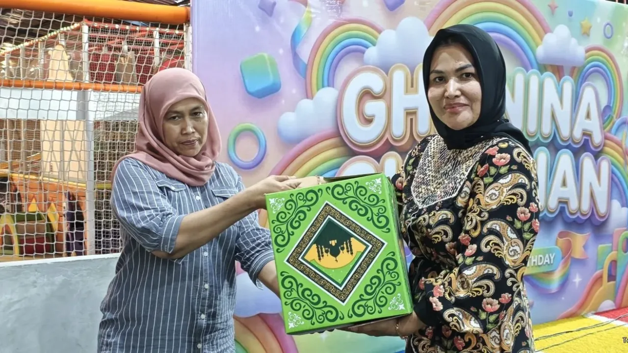 Kerapatan Indonesia Tanah Air menggelar santunan anak yatim dan pembagian 700 paket sembako di Tanah Merah, Jakarta Barat, Minggu (1/3/2026). Kegiatan dipimpin Sekretaris Jenderal Camelia Petir dan menjadi program tahunan organisasi di bawah koordinasi Ketua Umum Kiai Maman Imanulhaq. Camelia mengatakan, santunan anak yatim merupakan amalan mulia dalam Islam karena membantu memenuhi kebutuhan hidup mereka, mulai dari makanan, pakaian hingga pendidikan, sekaligus memberi kasih sayang bagi anak yang kehilangan ayah. Ia menambahkan, amalan tersebut dijanjikan kedudukan mulia di surga, sedekat jari telunjuk dan jari tengah dengan Rasulullah SAW. “Kegiatan ini merupakan wujud syukur dan kepedulian sosial kami. Selain itu, menjadi sarana mempererat silaturahmi antarumat serta membantu meringankan beban sesama yang membutuhkan,” ujar Camelia. Tema kegiatan tahun ini “Indahnya Ramadan Berbagi Melalui Menuai Berkah”. Sasaran penerima manfaat meliputi anak yatim, kaum dhuafa, dan muallaf. Bantuan yang disalurkan berupa paket sembako berisi kebutuhan pokok yang diharapkan dapat membantu memenuhi kebutuhan selama Ramadan. Camelia berharap kegiatan tersebut membawa keberkahan bagi semua pihak serta mendorong masyarakat terus menumbuhkan semangat berbagi, khususnya pada bulan Ramadan dan momen 10 Muharram.