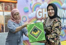 Kerapatan Indonesia Tanah Air Menggelar Santunan Anak Yatim Dan Pembagian 700 Paket Sembako Di Tanah Merah, Jakarta Barat, Minggu (1/3/2026). Kegiatan Dipimpin Sekretaris Jenderal Camelia Petir Dan Menjadi Program Tahunan Organisasi Di Bawah Koordinasi Ketua Umum Kiai Maman Imanulhaq. Camelia Mengatakan, Santunan Anak Yatim Merupakan Amalan Mulia Dalam Islam Karena Membantu Memenuhi Kebutuhan Hidup Mereka, Mulai Dari Makanan, Pakaian Hingga Pendidikan, Sekaligus Memberi Kasih Sayang Bagi Anak Yang Kehilangan Ayah. Ia Menambahkan, Amalan Tersebut Dijanjikan Kedudukan Mulia Di Surga, Sedekat Jari Telunjuk Dan Jari Tengah Dengan Rasulullah Saw. “Kegiatan Ini Merupakan Wujud Syukur Dan Kepedulian Sosial Kami. Selain Itu, Menjadi Sarana Mempererat Silaturahmi Antarumat Serta Membantu Meringankan Beban Sesama Yang Membutuhkan,” Ujar Camelia. Tema Kegiatan Tahun Ini “Indahnya Ramadan Berbagi Melalui Menuai Berkah”. Sasaran Penerima Manfaat Meliputi Anak Yatim, Kaum Dhuafa, Dan Muallaf. Bantuan Yang Disalurkan Berupa Paket Sembako Berisi Kebutuhan Pokok Yang Diharapkan Dapat Membantu Memenuhi Kebutuhan Selama Ramadan. Camelia Berharap Kegiatan Tersebut Membawa Keberkahan Bagi Semua Pihak Serta Mendorong Masyarakat Terus Menumbuhkan Semangat Berbagi, Khususnya Pada Bulan Ramadan Dan Momen 10 Muharram.