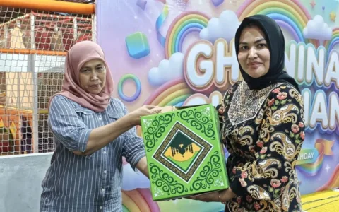 Kerapatan Indonesia Tanah Air menggelar santunan anak yatim dan pembagian 700 paket sembako di Tanah Merah, Jakarta Barat, Minggu (1/3/2026). Kegiatan dipimpin Sekretaris Jenderal Camelia Petir dan menjadi program tahunan organisasi di bawah koordinasi Ketua Umum Kiai Maman Imanulhaq. Camelia mengatakan, santunan anak yatim merupakan amalan mulia dalam Islam karena membantu memenuhi kebutuhan hidup mereka, mulai dari makanan, pakaian hingga pendidikan, sekaligus memberi kasih sayang bagi anak yang kehilangan ayah. Ia menambahkan, amalan tersebut dijanjikan kedudukan mulia di surga, sedekat jari telunjuk dan jari tengah dengan Rasulullah SAW. “Kegiatan ini merupakan wujud syukur dan kepedulian sosial kami. Selain itu, menjadi sarana mempererat silaturahmi antarumat serta membantu meringankan beban sesama yang membutuhkan,” ujar Camelia. Tema kegiatan tahun ini “Indahnya Ramadan Berbagi Melalui Menuai Berkah”. Sasaran penerima manfaat meliputi anak yatim, kaum dhuafa, dan muallaf. Bantuan yang disalurkan berupa paket sembako berisi kebutuhan pokok yang diharapkan dapat membantu memenuhi kebutuhan selama Ramadan. Camelia berharap kegiatan tersebut membawa keberkahan bagi semua pihak serta mendorong masyarakat terus menumbuhkan semangat berbagi, khususnya pada bulan Ramadan dan momen 10 Muharram.