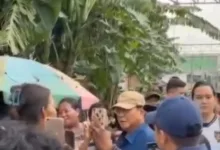 Warga Dari Berbagai Kalangan Mulai Dari Orang Dewasa Hingga Anak-Anak Berlarian Menghampiri Presiden. Mereka Tampak Antusias Untuk Sekadar Melihat Dari Dekat, Berjabat Tangan, Hingga Menyampaikan Harapan