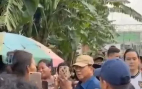 Warga Dari Berbagai Kalangan Mulai Dari Orang Dewasa Hingga Anak-Anak Berlarian Menghampiri Presiden. Mereka Tampak Antusias Untuk Sekadar Melihat Dari Dekat, Berjabat Tangan, Hingga Menyampaikan Harapan