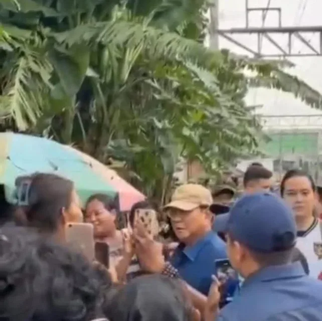Warga Dari Berbagai Kalangan Mulai Dari Orang Dewasa Hingga Anak-Anak Berlarian Menghampiri Presiden. Mereka Tampak Antusias Untuk Sekadar Melihat Dari Dekat, Berjabat Tangan, Hingga Menyampaikan Harapan