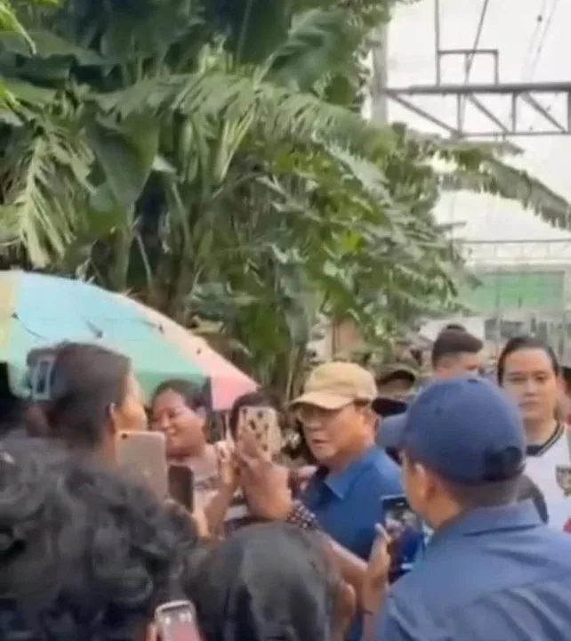 Warga dari berbagai kalangan mulai dari orang dewasa hingga anak-anak berlarian menghampiri Presiden. Mereka tampak antusias untuk sekadar melihat dari dekat, berjabat tangan, hingga menyampaikan harapan