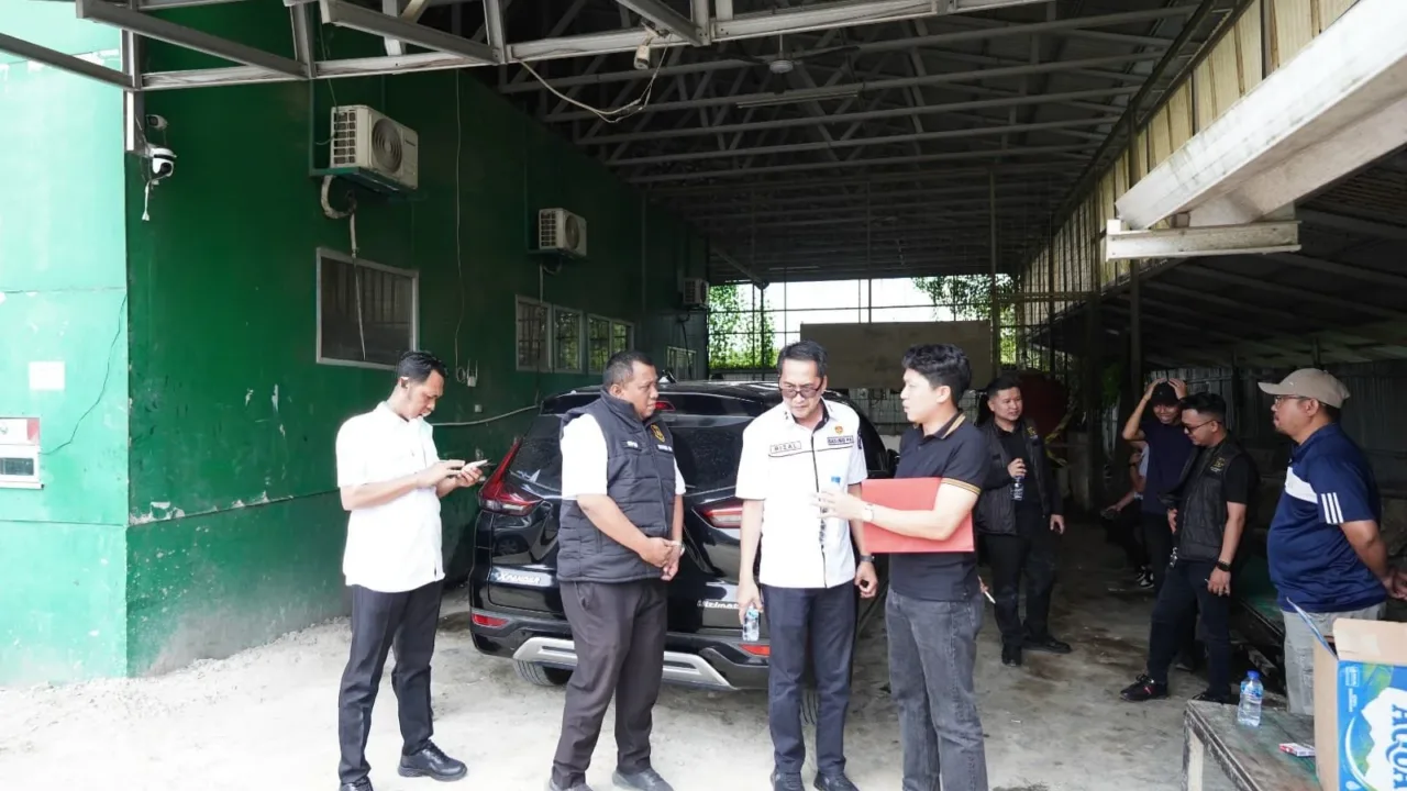 Kejati Sumsel Sita 14 Unit Alat Berat Milik PT KMM