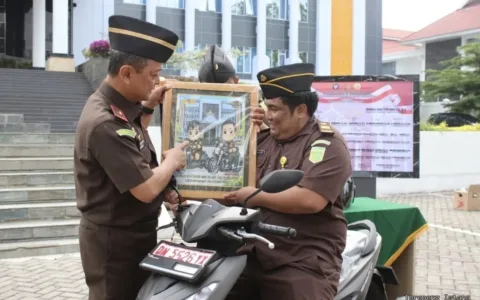 Kajati Sulteng Serahkan Sepeda Motor Khusus untuk Pegawai Penyandang Disabilitas