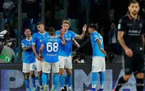 Napoli Kukuh di Papan Atas Usai Hajar Cremonese 4-0