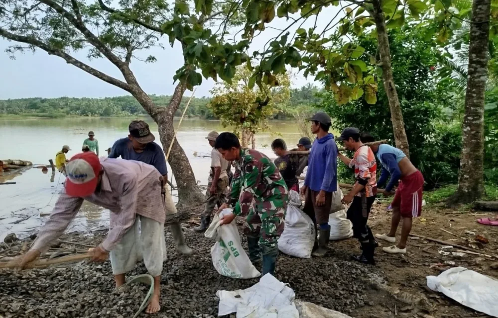 Jembatan Harapan Di Sungai Cibaliung: Tni Dan Warga Satukan Tenang Bangun Masa Depan