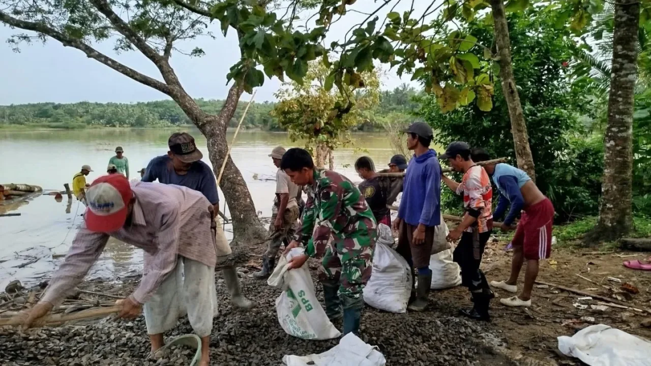 Jembatan Harapan di Sungai Cibaliung: TNI dan Warga Satukan Tenang Bangun Masa Depan