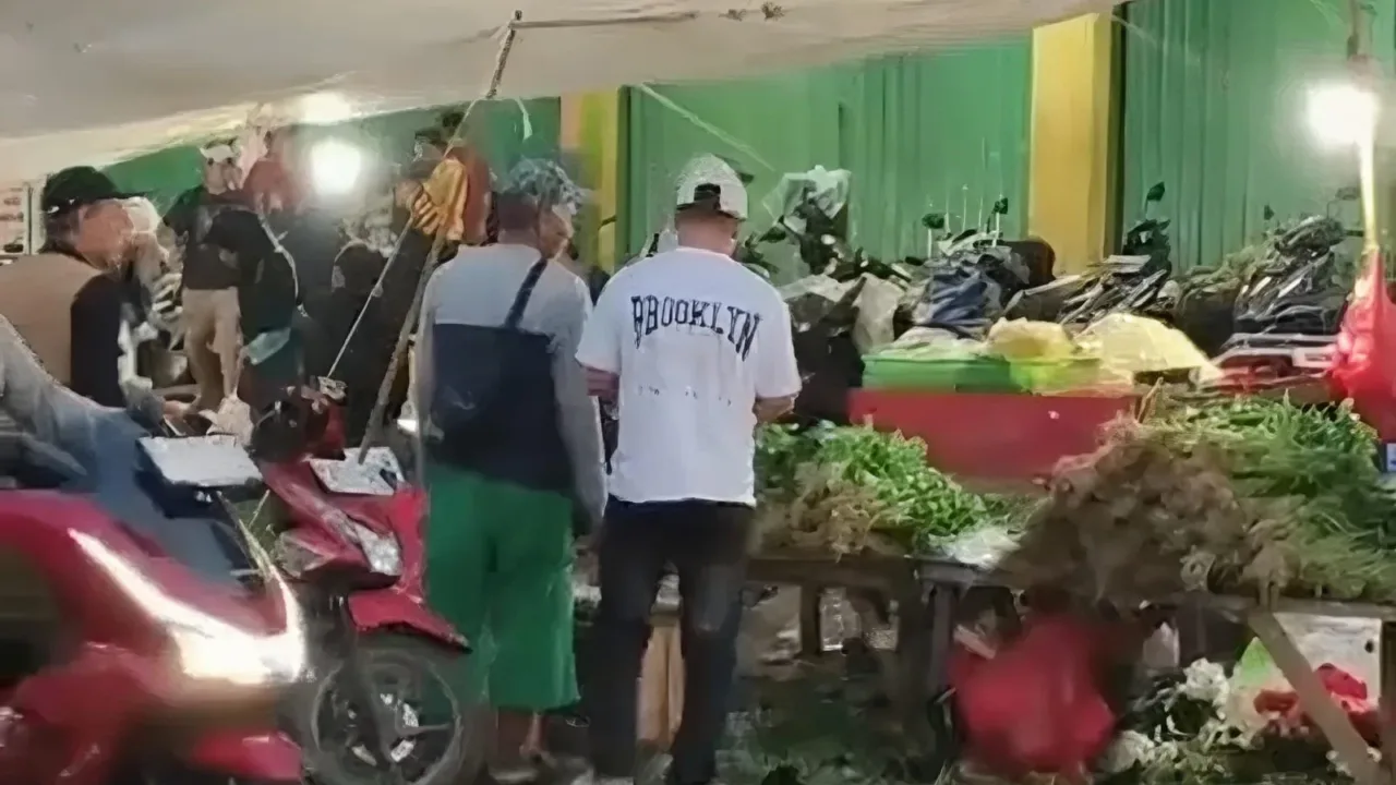 Viral Video Pria Berbaju Putih Tarik Upeti PKL Parung: Ke Mana Satpol PP