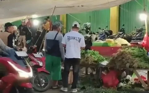 Viral Video Pria Berbaju Putih Tarik Upeti PKL Parung: Ke Mana Satpol PP