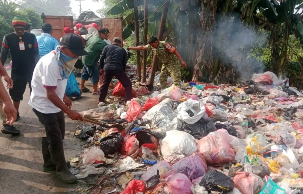 Semangat Gotong Royong Warnai Jumat Bersih Di Panongan, Tni Dan Warga Bersatu Ciptakan Lingkungan Sehat