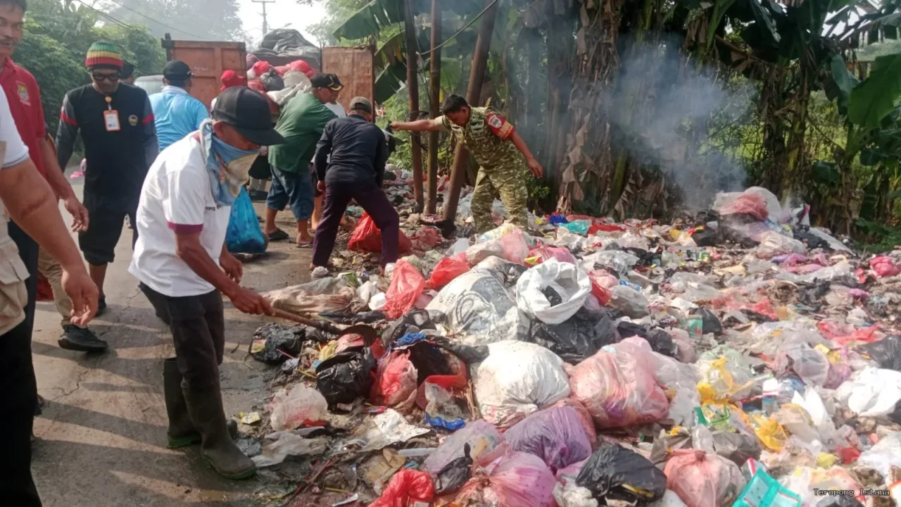 Semangat Gotong Royong Warnai Jumat Bersih di Panongan, TNI dan Warga Bersatu Ciptakan Lingkungan Sehat