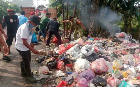 Semangat Gotong Royong Warnai Jumat Bersih di Panongan, TNI dan Warga Bersatu Ciptakan Lingkungan Sehat