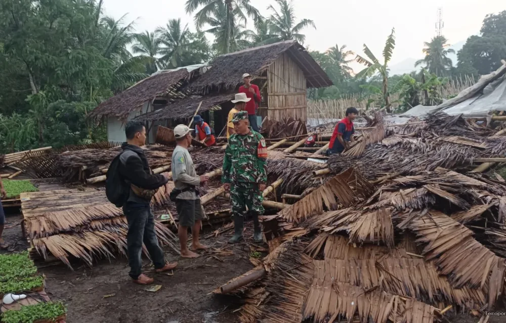 Di Tengah Reruntuhan Atap, Babinsa Hadir Bawa Ketenangan Bagi Warga Sukaratu