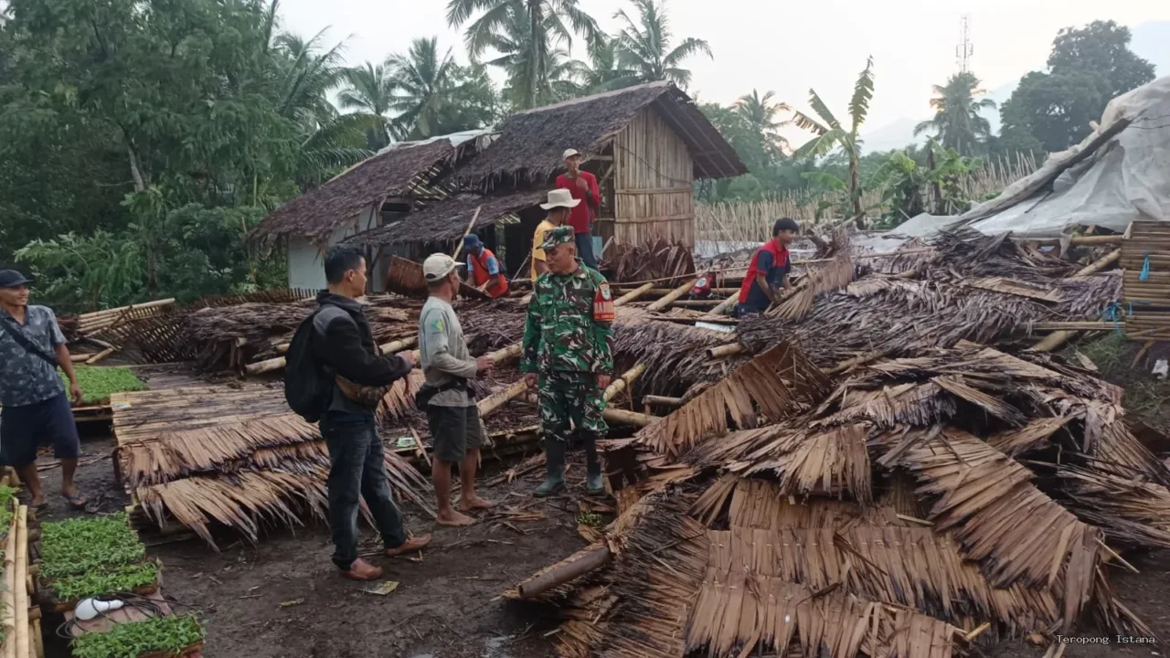 Di Tengah Reruntuhan Atap, Babinsa Hadir Bawa Ketenangan bagi Warga Sukaratu