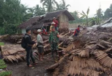 Di Tengah Reruntuhan Atap, Babinsa Hadir Bawa Ketenangan Bagi Warga Sukaratu