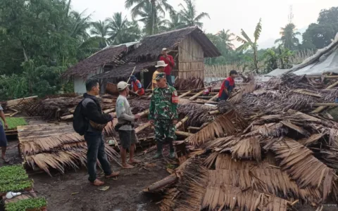 Di Tengah Reruntuhan Atap, Babinsa Hadir Bawa Ketenangan bagi Warga Sukaratu