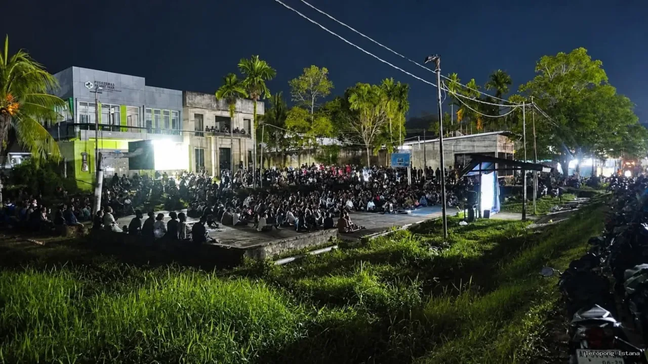 Ratusan Warga Sorong Antusias Saksikan Pemutaran Film Dokumenter Pesta Babi di Sorpus
