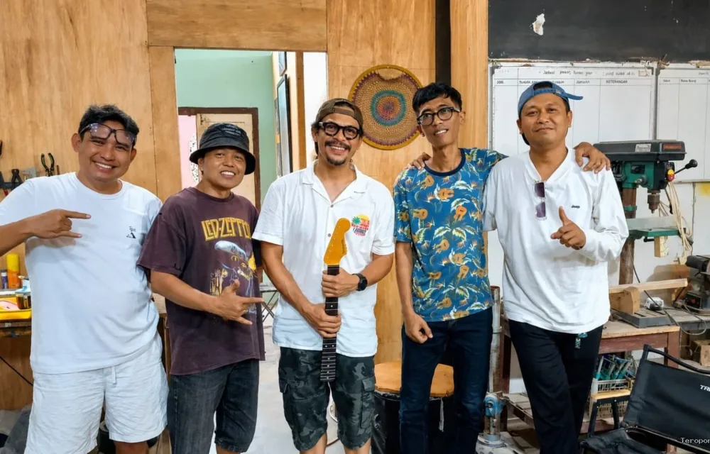 Reynold Efendy Sambangi Workshop Gitar Custom Widjoyono Di Kota Madiun