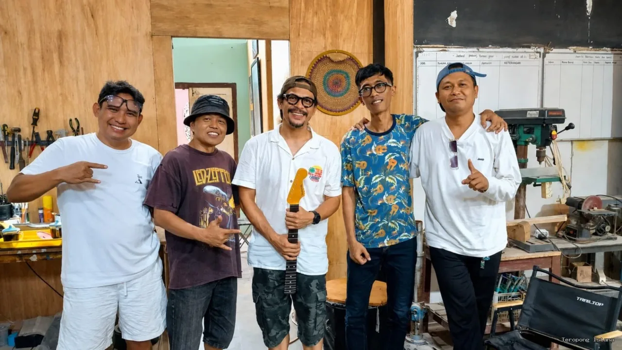 Reynold Efendy Sambangi Workshop Gitar Custom Widjoyono di Kota Madiun