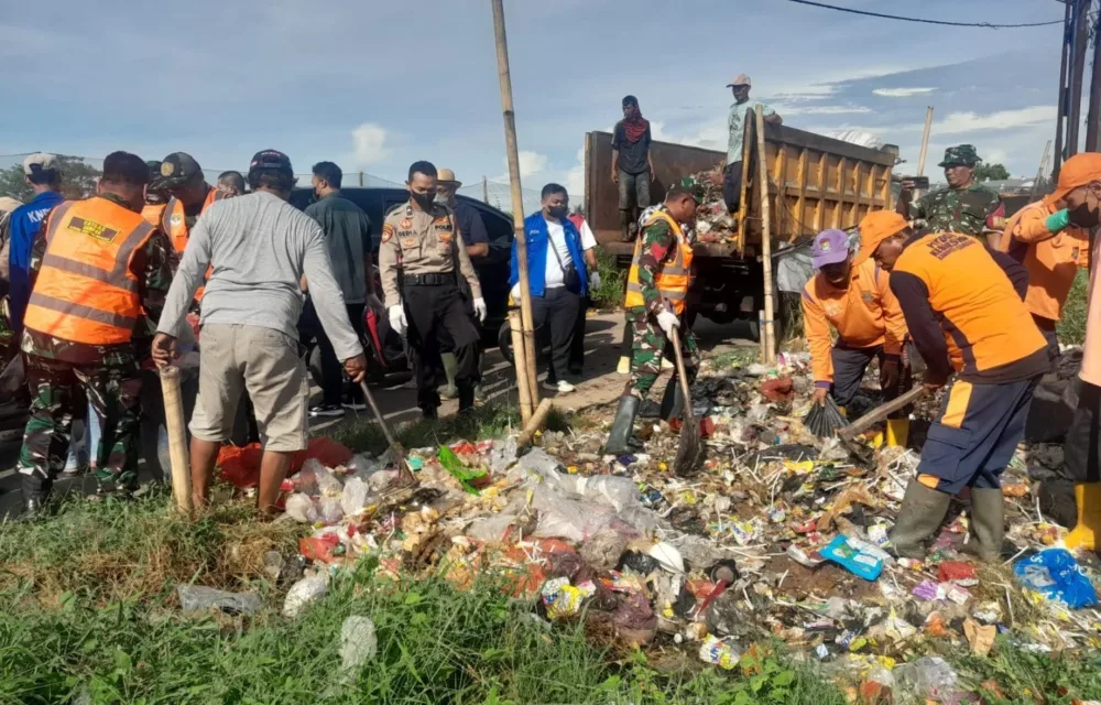 Satgas Sampah Kodim 0510 Serbu Tenger Batu Rajeg, Warga: Jalannya Kini Enak Dipandang