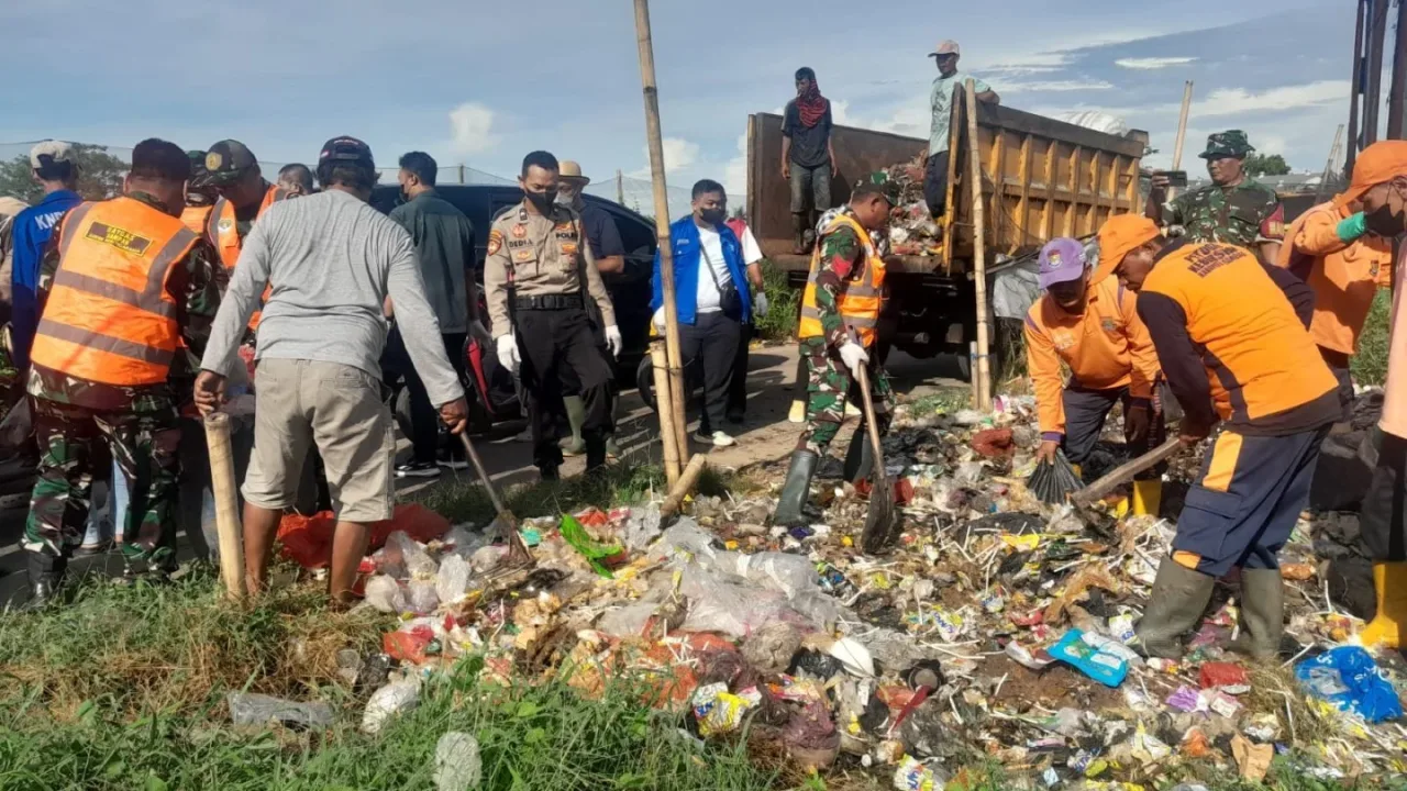 Satgas Sampah Kodim 0510 Serbu Tenger Batu Rajeg, Warga: Jalannya Kini Enak Dipandang