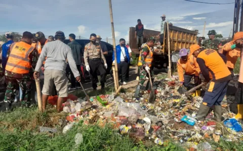 Satgas Sampah Kodim 0510 Serbu Tenger Batu Rajeg, Warga: Jalannya Kini Enak Dipandang