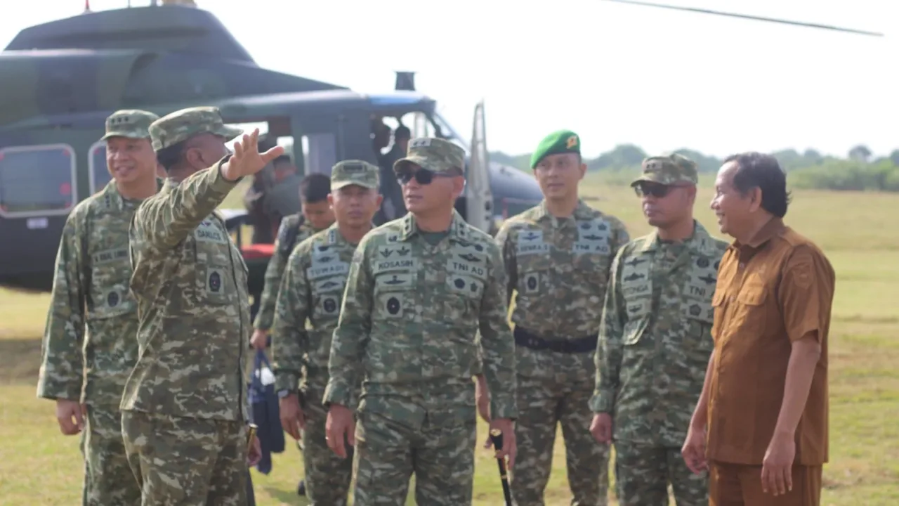 Negara Hadir Lewat Jalan 18 Kilometer, Pangdam Tinjau Karya Bakti TNI di Pandeglang