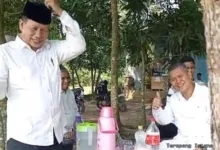 Sambil Pencitraan, Dewan Erik Heriana Hadir Gotong Royong Bangun Jalan Di Cibadak