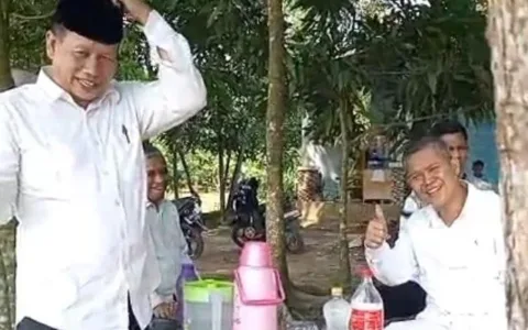 Sambil Pencitraan, Dewan Erik Heriana Hadir Gotong Royong Bangun Jalan di Cibadak