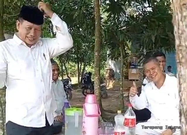 Sambil Pencitraan, Dewan Erik Heriana Hadir Gotong Royong Bangun Jalan Di Cibadak