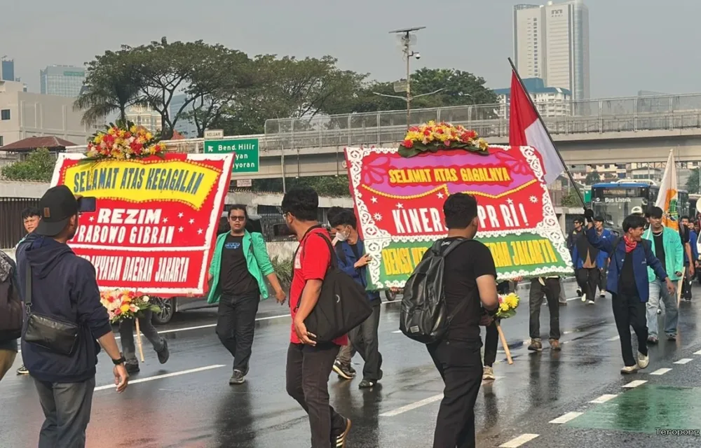 Bem Si Jakarta Demo Di Dpr, Desak Pemerintah Turunkan Harga Bbm