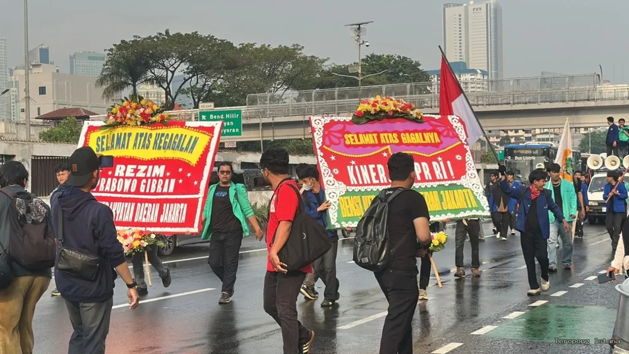 BEM SI Jakarta Demo di DPR, Desak Pemerintah Turunkan Harga BBM