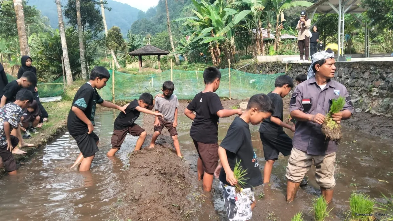 53 Siswa SDN 09 Lenteng Agung Ikuti Perkemahan Pramuka di Wisata Alam Pangrango