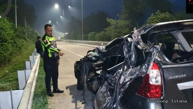 Avanza Berisi 11 Penumpang Tabrak Truk Di Tol Bakter, 3 Orang Tewas Diduga Sopir Kelelahan