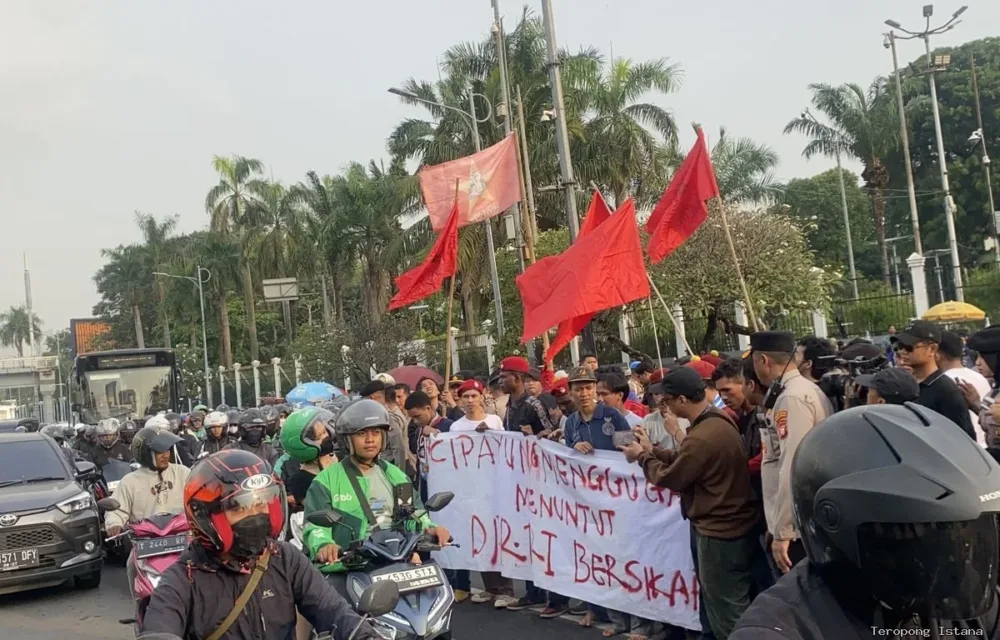 Tolak Masuk Gedung Parlemen, Bem Si Desak Dpr Temui Massa Aksi Di Luar